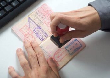 What are the fees and the application process for a one-month UAE visa?