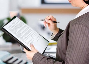 When working in the UAE, is it legal to start a business?