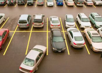 Car blocked by another vehicle? You can report double-parked drivers in Dubai and Abu Dhabi by following these steps