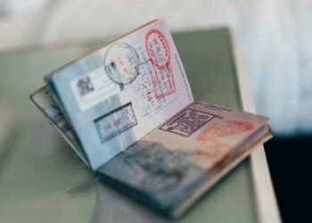 What is the difference between a Golden Visa and a Green Visa in the UAE?