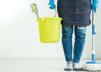 What is the annual leave policy under the new UAE law for domestic workers?