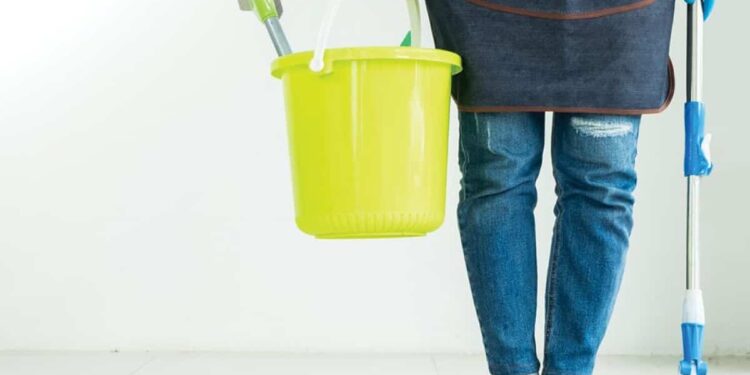 What is the annual leave policy under the new UAE law for domestic workers?